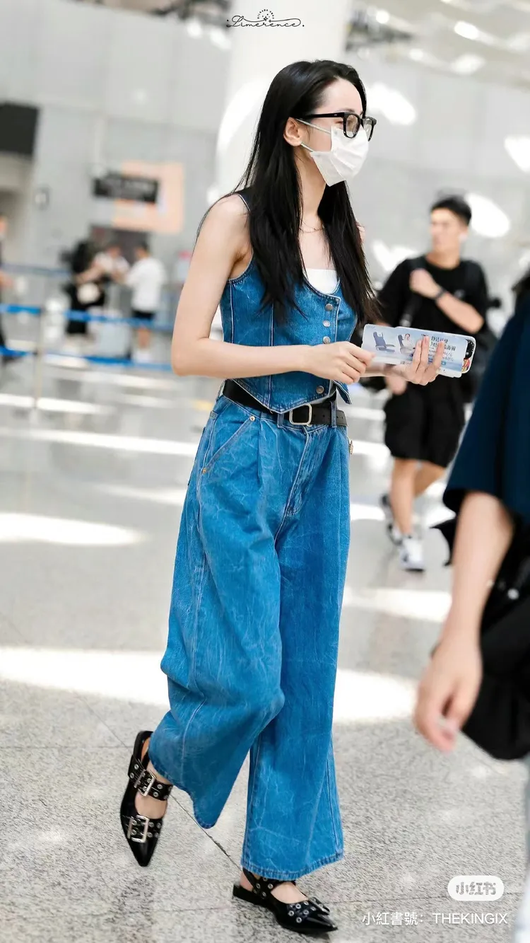 迪麗熱巴穿著尖頭粗帶扣芭蕾平底鞋。翻攝小紅書