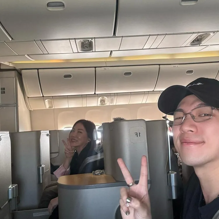 ØZI（右）和媽媽葉璦菱機上自拍。翻攝ozifp IG