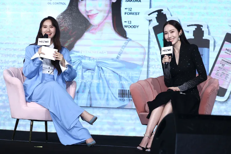 Sandy（左）懷二寶後首度公開亮相。彭欣偉攝