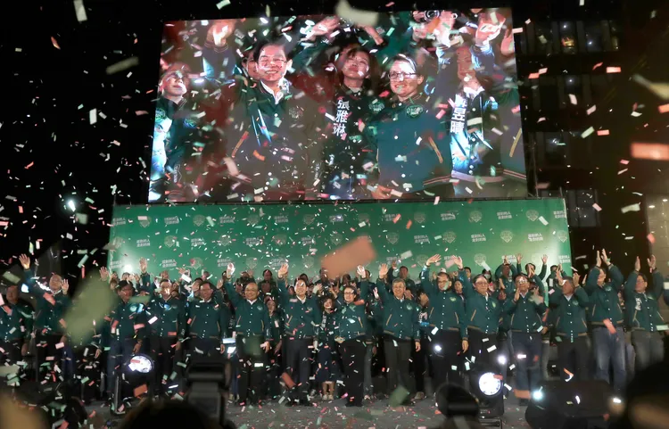 美國白宮盛讚，台灣完成「自由公平的選舉，無縫且和平的政權交接」，是民主典範。美聯社資料照片