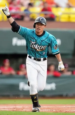 王柏融10局下擊出追平安打。  台鋼雄鷹提供