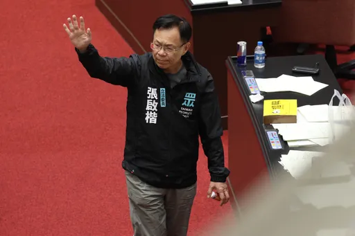 舉手支持國民黨！白委張啟楷挺「停止討論」　遭質疑氣炸「我不能講嗎？」