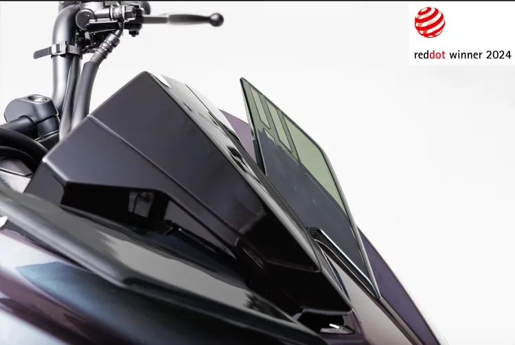 車頭上方的仿定風翼飾件以龍犄角為靈感，塑造戰鬥感十足的的外型細節。原廠照片