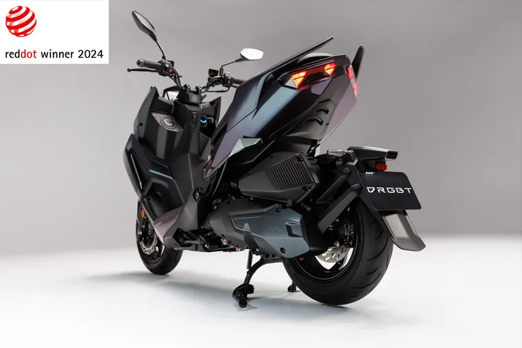 尾燈及亮起的煞車燈號則是猶如龍吐息時的火光，明暗之間帶來前所未有的感官刺激。原廠照片