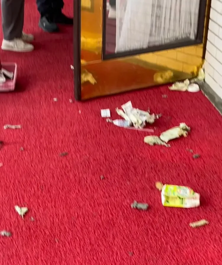 國民黨與民眾黨委員遺留下的垃圾。threads/@kristy_thecutie