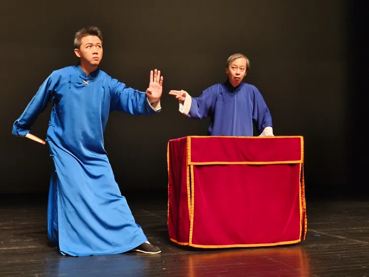 黃逸豪(左)、陳慶昇相聲。台北曲藝團提供