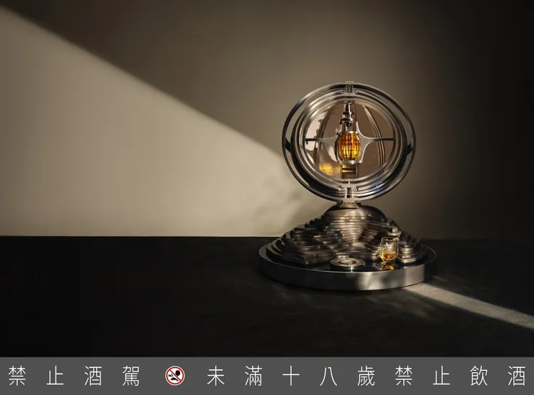 格蘭路思PHILOS航海藝境運用精密天文導航技術與精湛工藝製作而成，用以在遊艇中保護威士忌的乘載裝置。業者提供