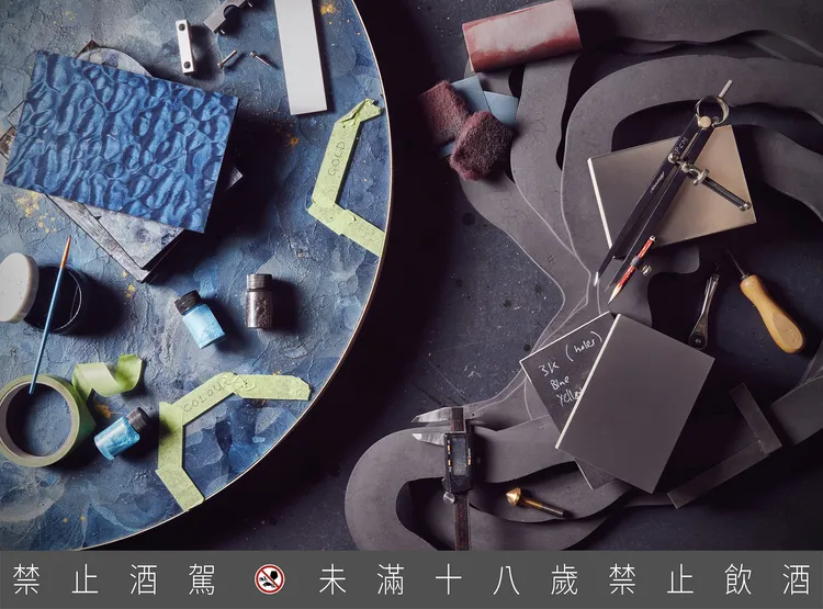 PHILOS航海藝境閃耀的銀色球體上面以手繪呈現海洋深藍與翠綠的裝飾。業者提供