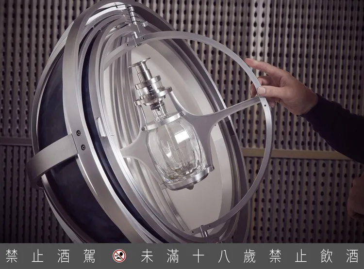 航海藝境工藝作品最重要的功能，是為避免格蘭路思Demijohn 1969稀珍酒液因海上顛簸而破裂、灑濺。業者提供