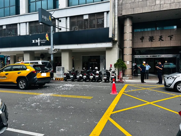 計程車被磁磚雨波及。民眾提供