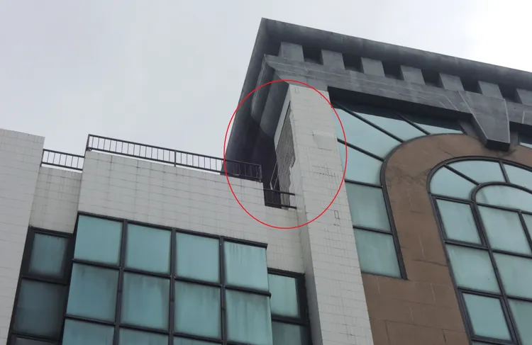 大樓外牆磁磚脫落。民眾提供