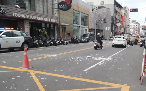 台中商辦大樓下「磁磚雨」 路過小黃遭波及!管委會急和解