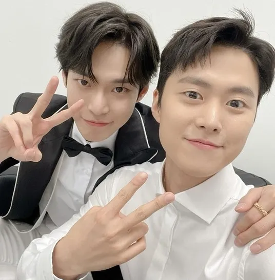 道英（左）找來哥哥孔明拍攝Highlight Medley影片。翻攝道英IG