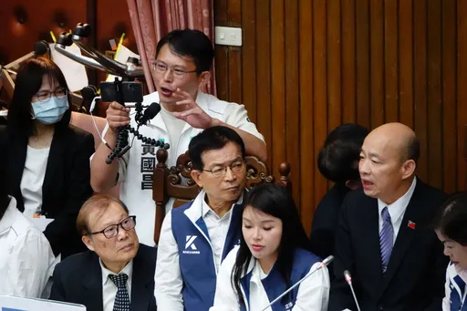 黃國昌笑呵呵！站韓國瑜、傅崐萁旁C位直播　不忘支持國民黨提案