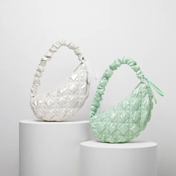 Cozy 雲朵珠光包，3080元。品牌提供