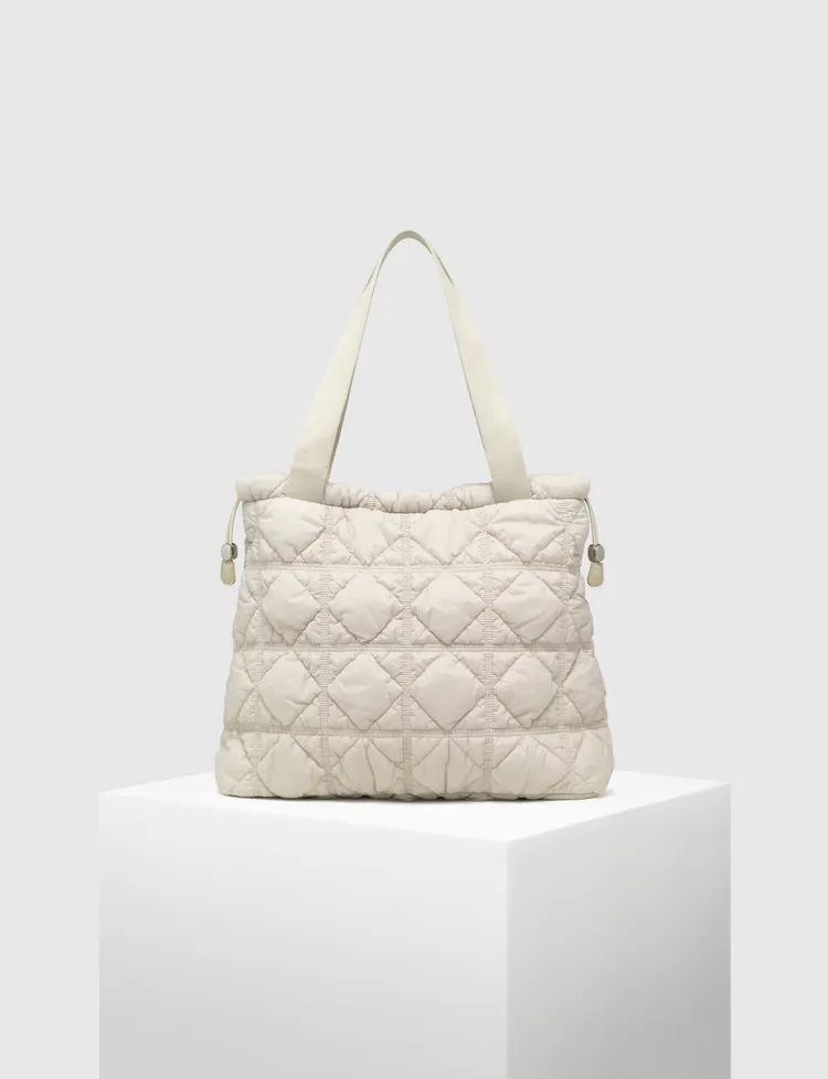 Carlyn Weekender格紋束口大容量手提包，3880元。品牌提供