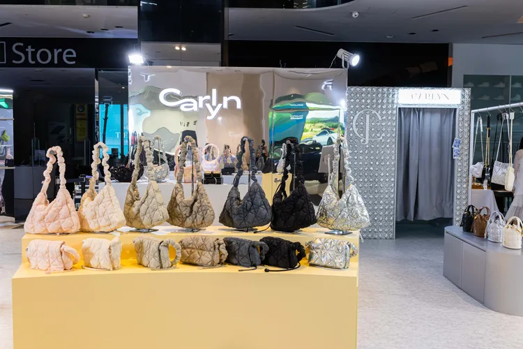 CARLYN快閃店擺出滿滿的雲朵包。品牌提供