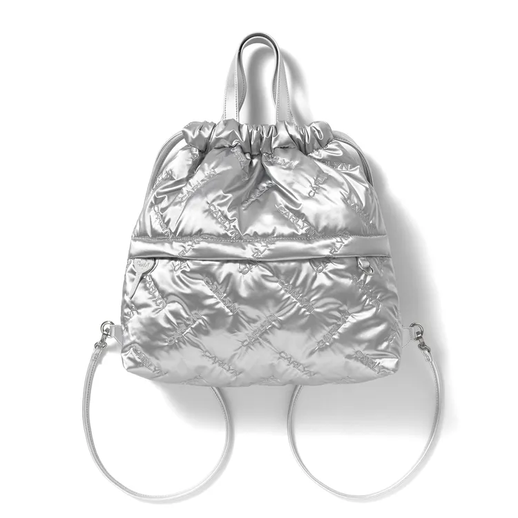 Carlyn Twee束口後背包，4380元。品牌提供