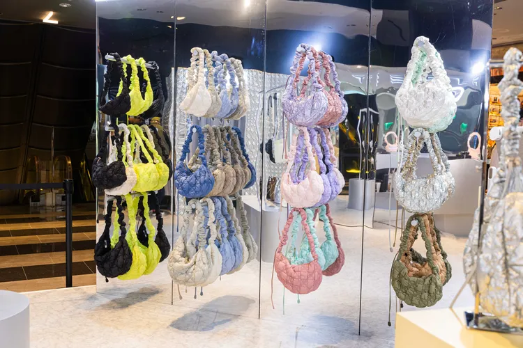 雲朵包是CARLYN的人氣包款。品牌提供