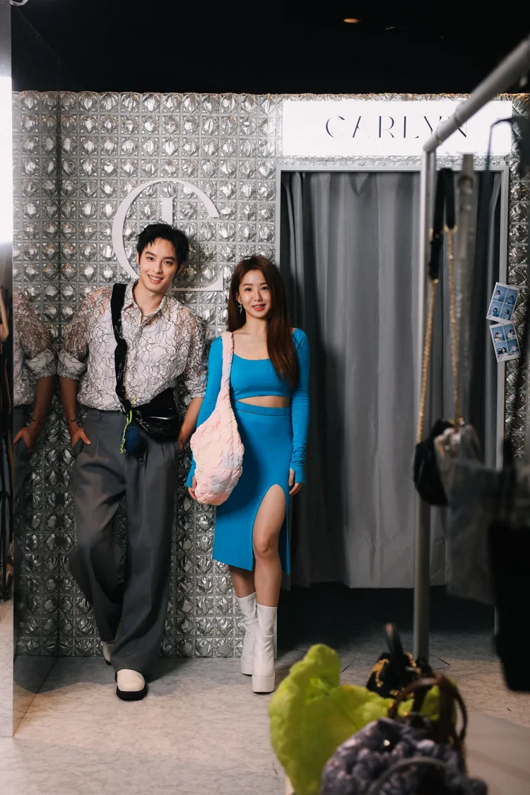 曹佑寧（左）、郭書瑤分別搭配Babe斜跨包、Twee Mini Pastel包。品牌提供