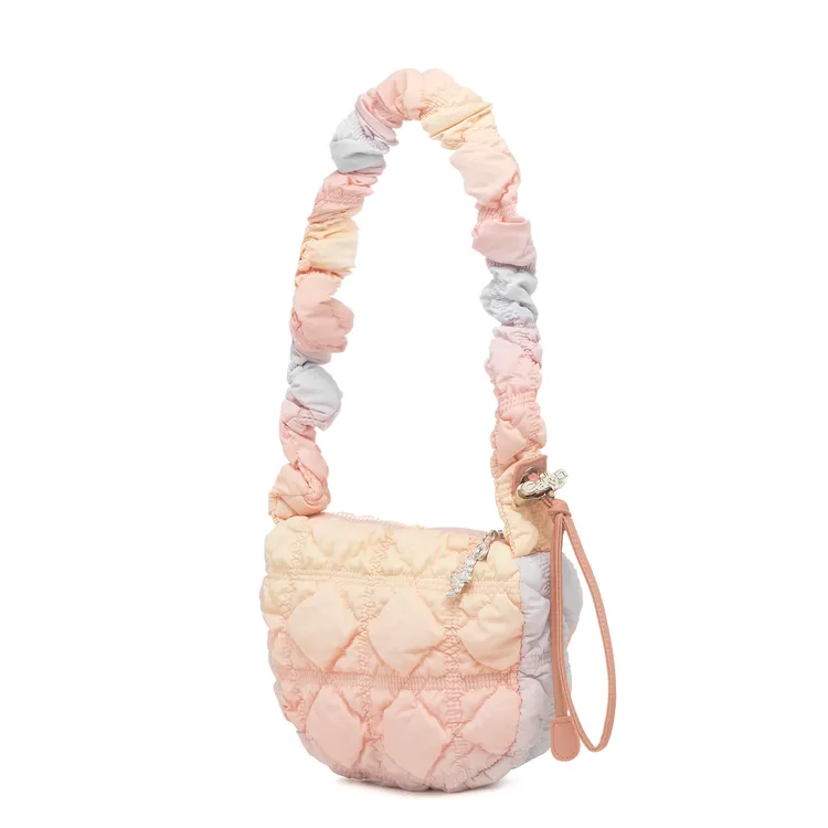 Carlyn Poing棉花糖小雲朵包，3080元。品牌提供