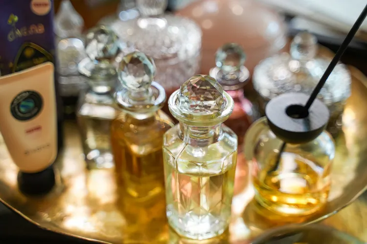 油壓成本較指壓高出不少，圖為SPA按摩使用的精油。田欣雲攝