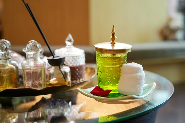 奉茶的雕花玻璃杯蓋著精緻的銅杯蓋，細節到位。田欣雲攝