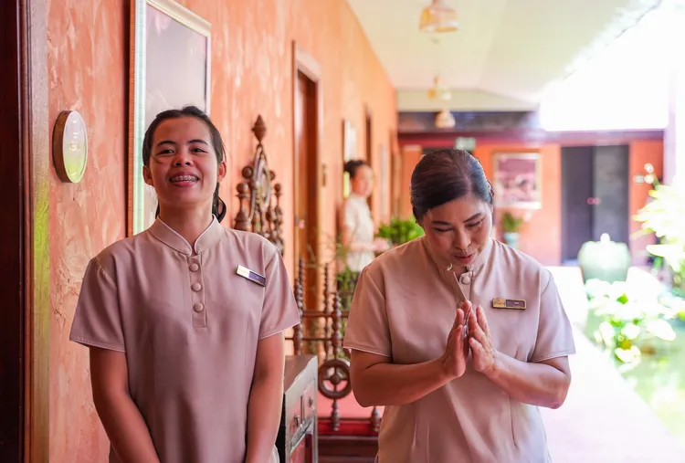 有規模的SPA品牌，服務人員穿著整齊制服。田欣雲攝