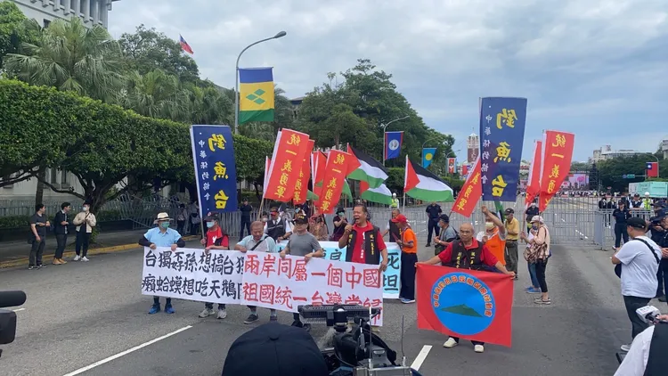 統派團體到場拉布條。警方提供