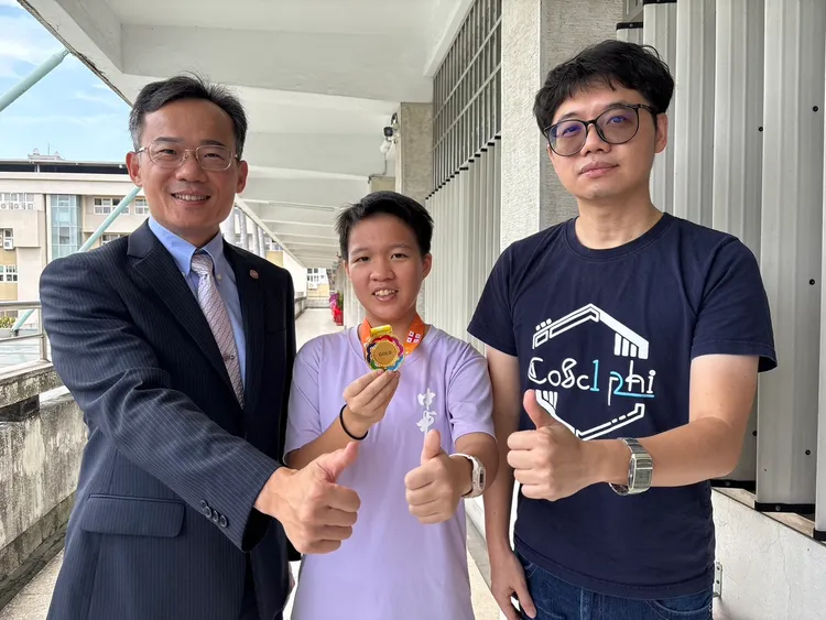 陳羿安與校長林隆諺（左）及老師合影。中一中提供