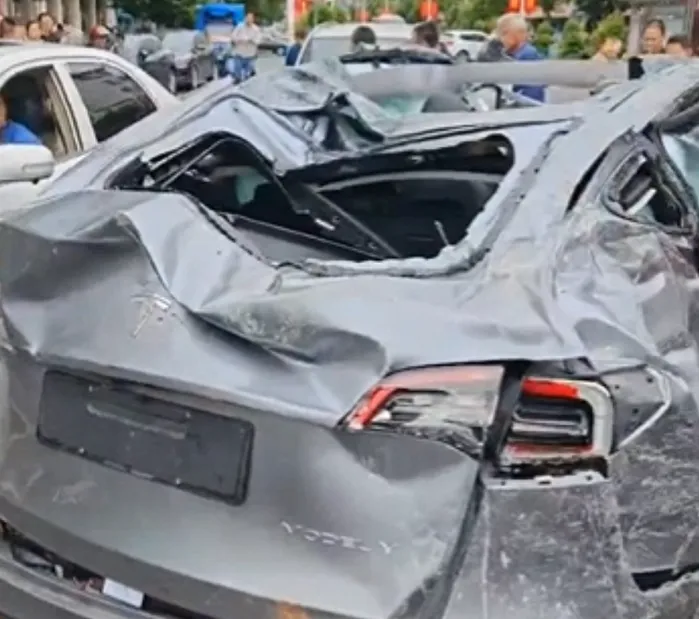 發生事故的特斯拉Model Y車尾受損嚴重。翻攝微博/江西省贛州車禍事件