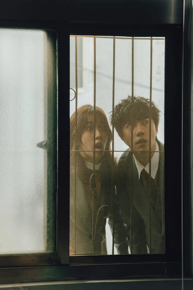 陳庭妮（左）和蔡凡熙勇闖凶宅。逆光電影提供