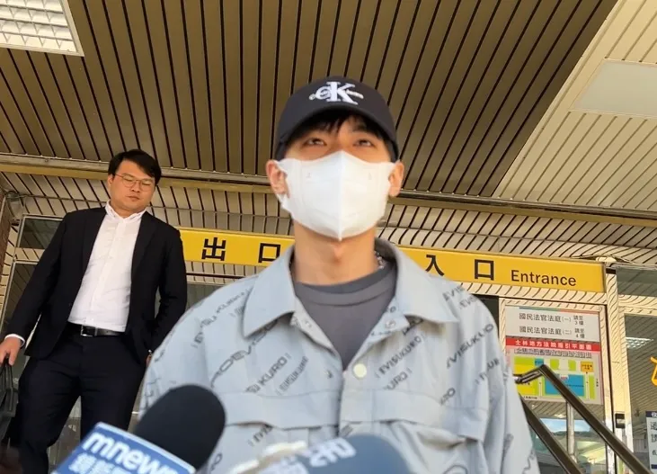 網紅耀樂開庭後受訪。陳彩玲攝