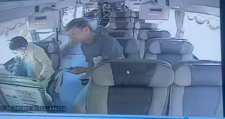 德籍男子搭公車前往太魯閣身影。翻攝畫面