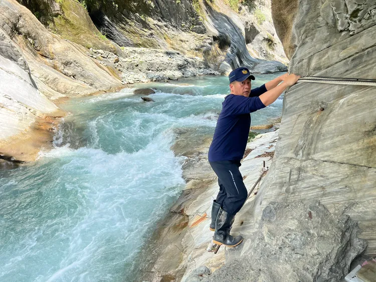 新城警方深入天祥立霧溪畔搜救仍無所獲。警方提供