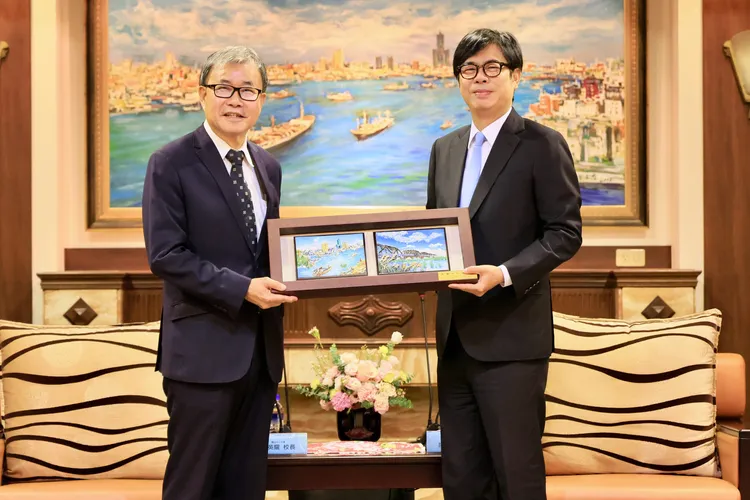 陳其邁市長致贈鄭英耀校長高雄港及大樹舊鐵橋版畫。市府提供