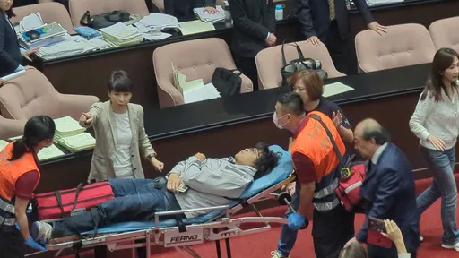 見沈伯洋被往下丟　旁邊還喊「乎死」！邱議瑩潰堤：台灣國會已瘋