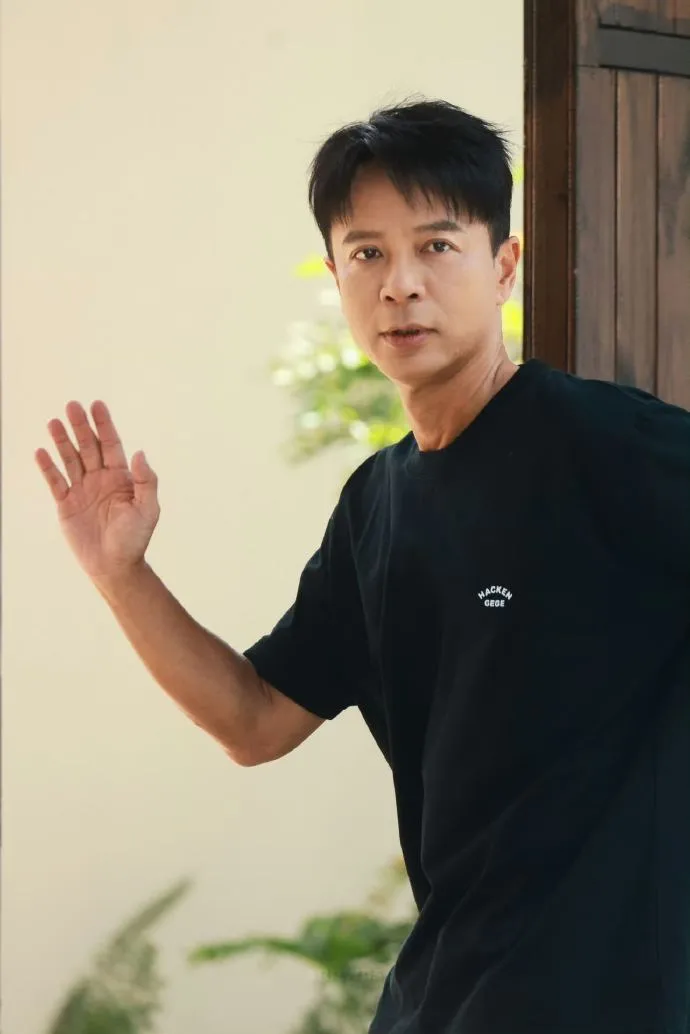 香港歌王李克勤被虧應該去參加《歌手2024》。翻攝粉絲嘉年華微博