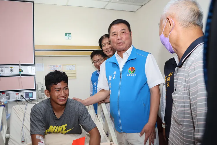 苗栗縣長鍾東錦到醫院探視林雅各，並指示社會處全額支付他的醫療住院費用。縣府提供