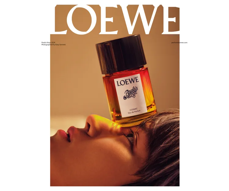 NCT泰容當兵前為LOEWE伊比薩島星幻假日淡香精拍攝的形象照近日釋出。品牌提供