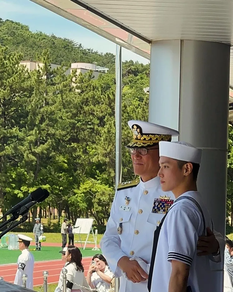 泰容（右）當前正在服兵役。翻攝泰容IG