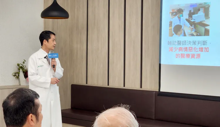 奇美醫院高齡急診科主任黃建程進行簡報，說明如何克服各種藩籬技術挑戰，激盪出醫療新合作模式。院方提供