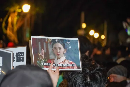 圖輯｜黃國昌惹到誰？　抗議民眾手板狂酸「花蓮王的吉娃娃」、「違章的申冤人」