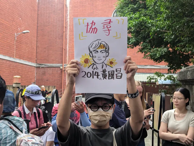 有民眾協尋10年前的黃國昌。蘇柏銓攝