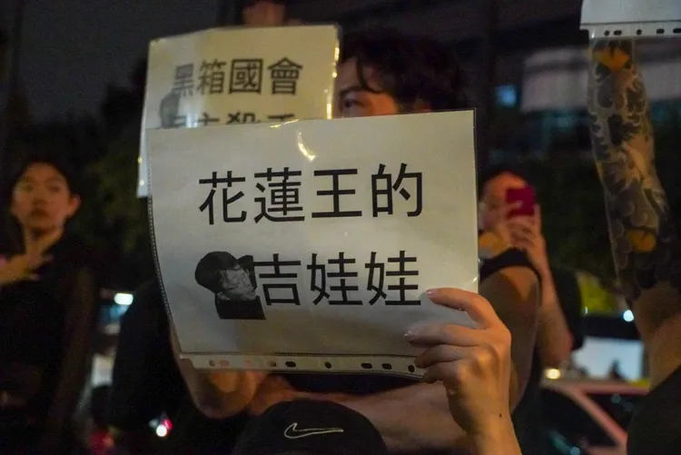 民眾高舉抗議黃國昌的手牌。蘇柏銓攝