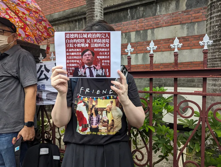 也有民眾發揮PTT梗創意，大酸黃國昌是「違章申冤人」。蘇柏銓攝