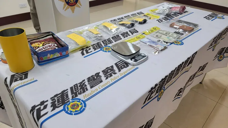 警方從葉姓藥頭行李箱起出裝有毒品的茶葉罐等證物。警方提供