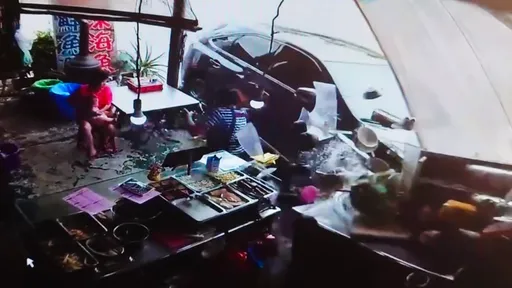 驚險瞬間！男子開車恍神衝魚湯店撞3宅4機車　嬤抱嬰險波及嚇傻了