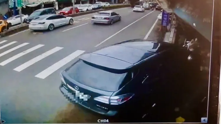 休旅車駕駛疑因恍神，衝撞路邊店面。讀者提供