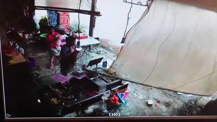 鮮魚湯攤位整個消失在螢幕前，老闆娘、顧客驚魂未定。讀者提供